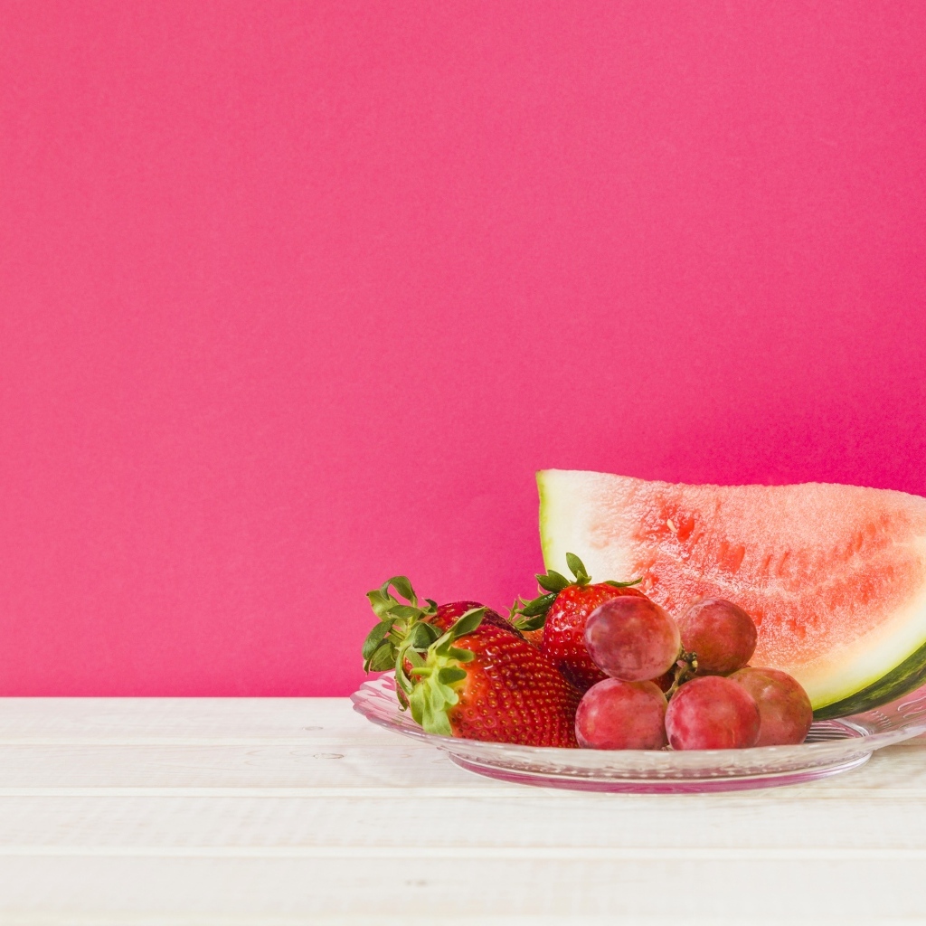 Ягоды на розовом фоне с коктейлем