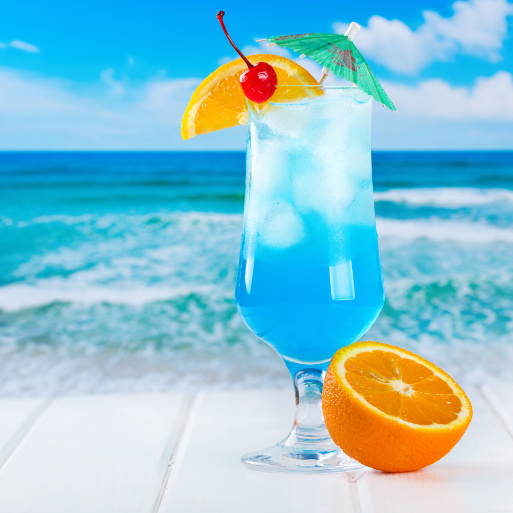 Голубой коктейль со льдом и половинкой апельсина