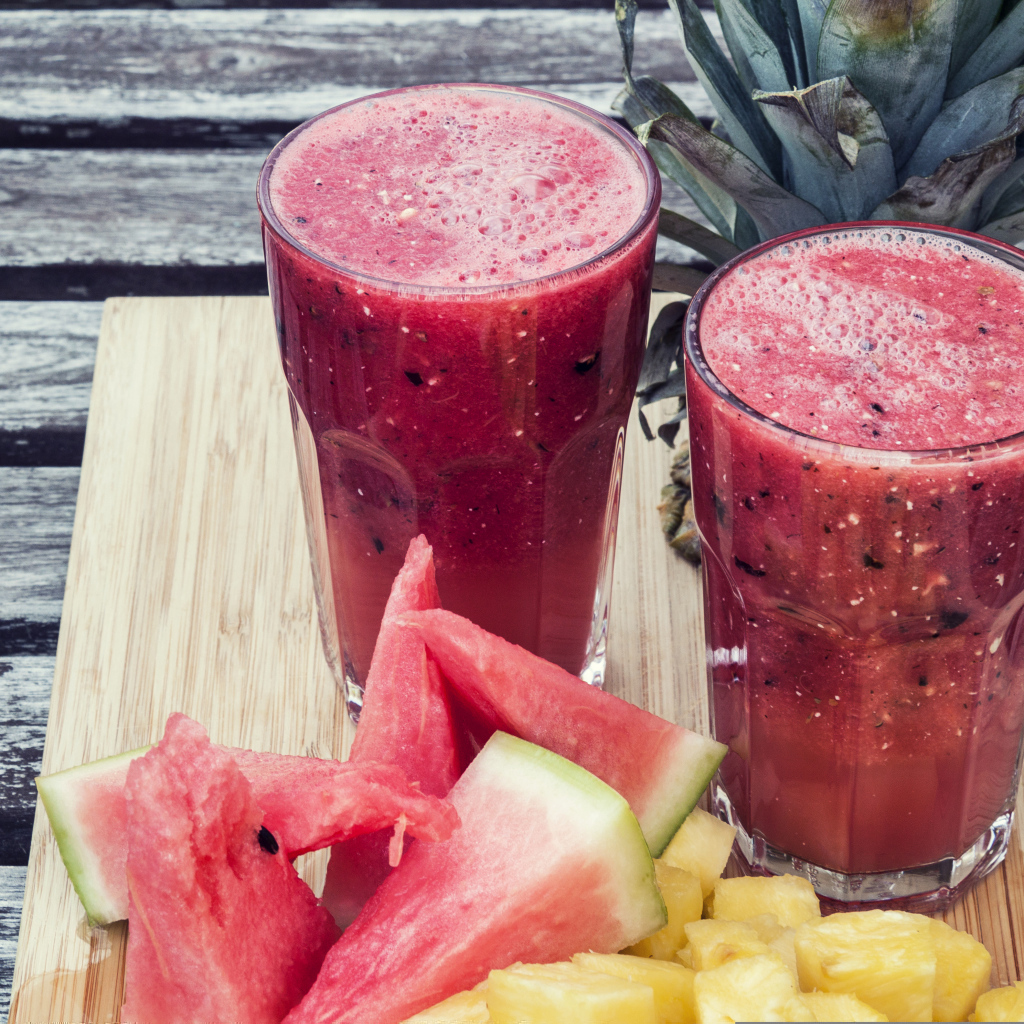 Коктейль на столе с кусочками арбуза и ананаса