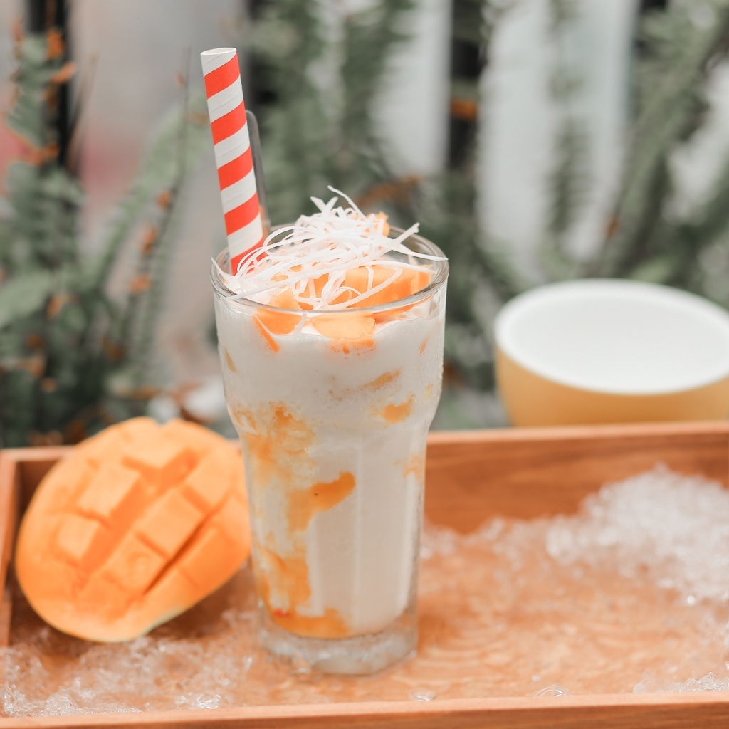 Коктейль с манго в стакане на столе