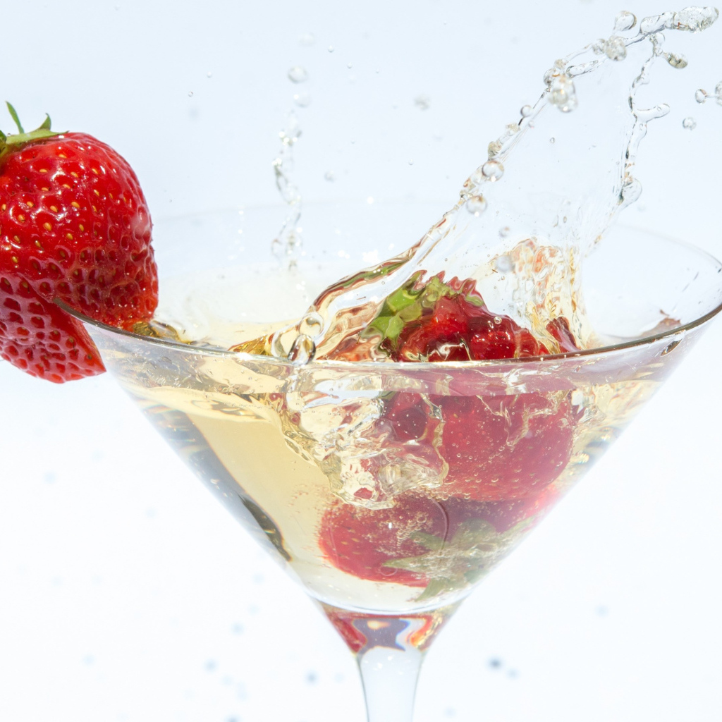 Коктейль с ягодой клубники на белом фоне