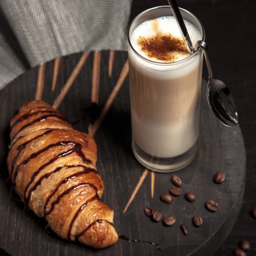 Кофе с круассаном на доске