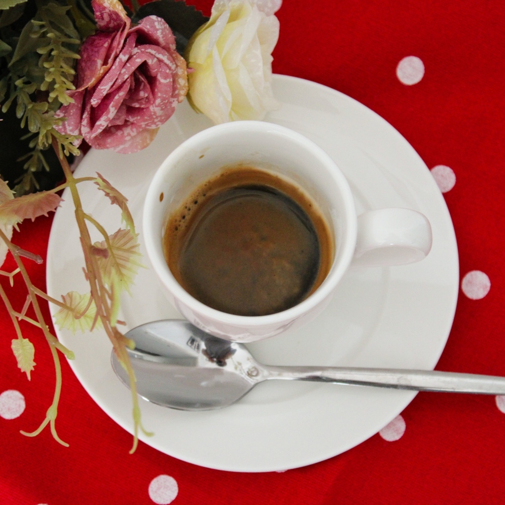 Чашка кофе на столе с цветами розы