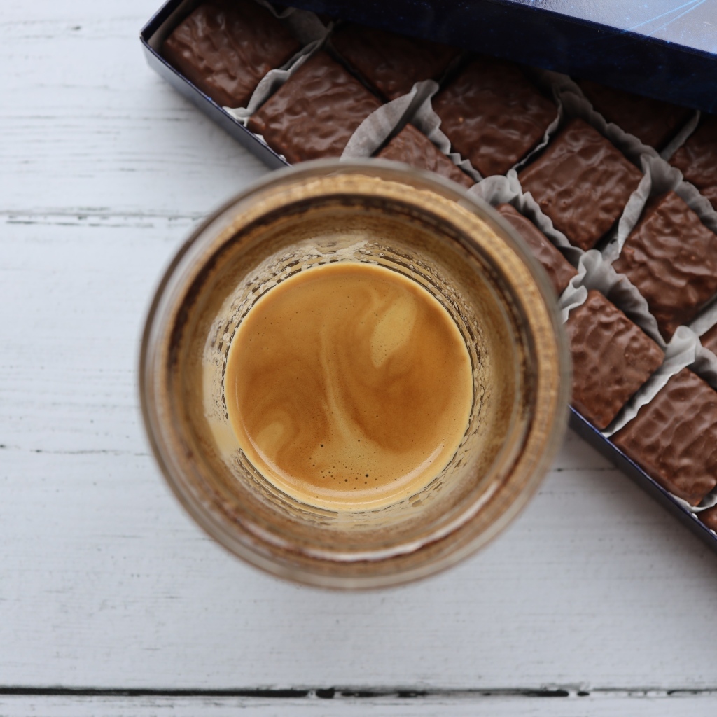 Чашка кофе с шоколадными конфетами