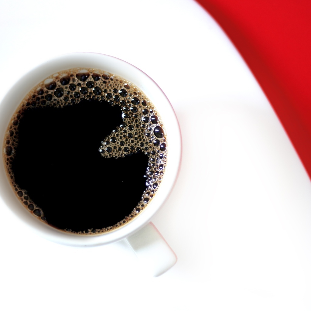 Чашка горячего черного кофе на столе 