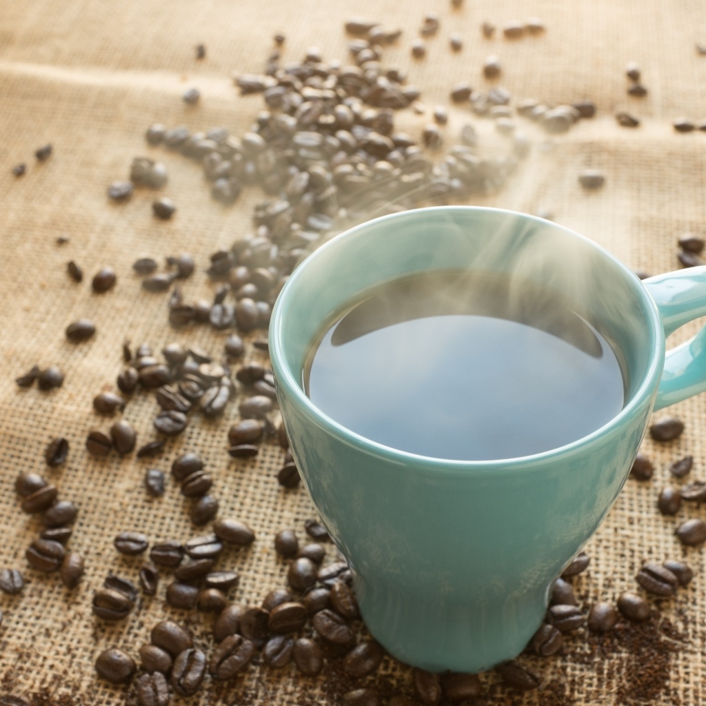 Чашка горячего кофе с зернами
