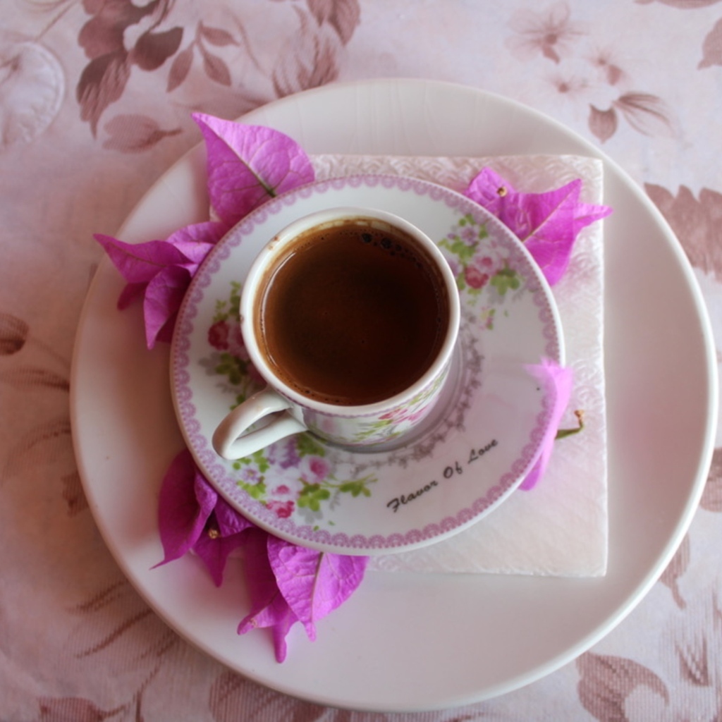 Чашка чая на тарелке на столе