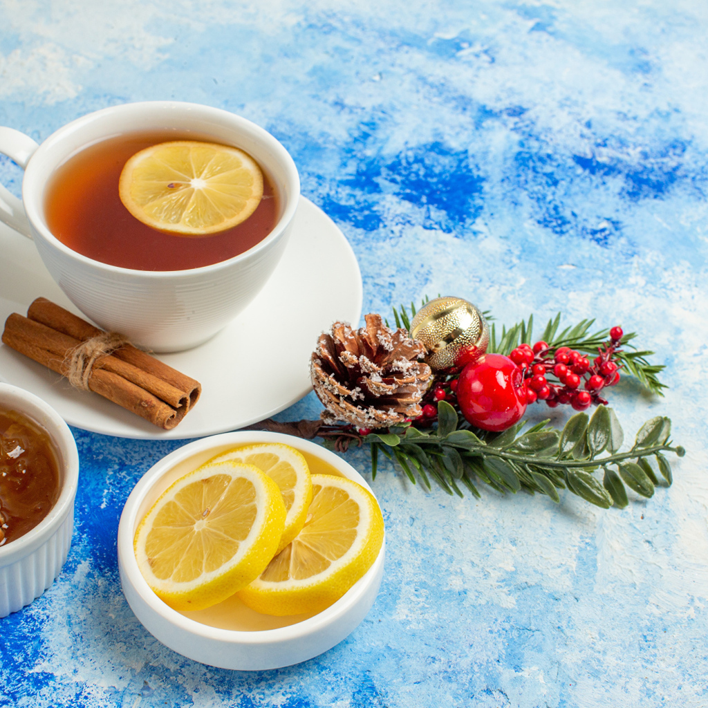 Чашка чая на столе с лимоном и медом