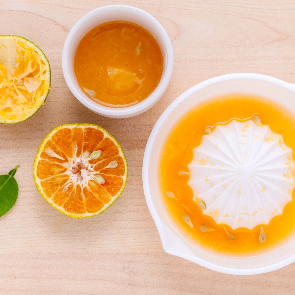 Свежий апельсиновый сок на деревянном столе