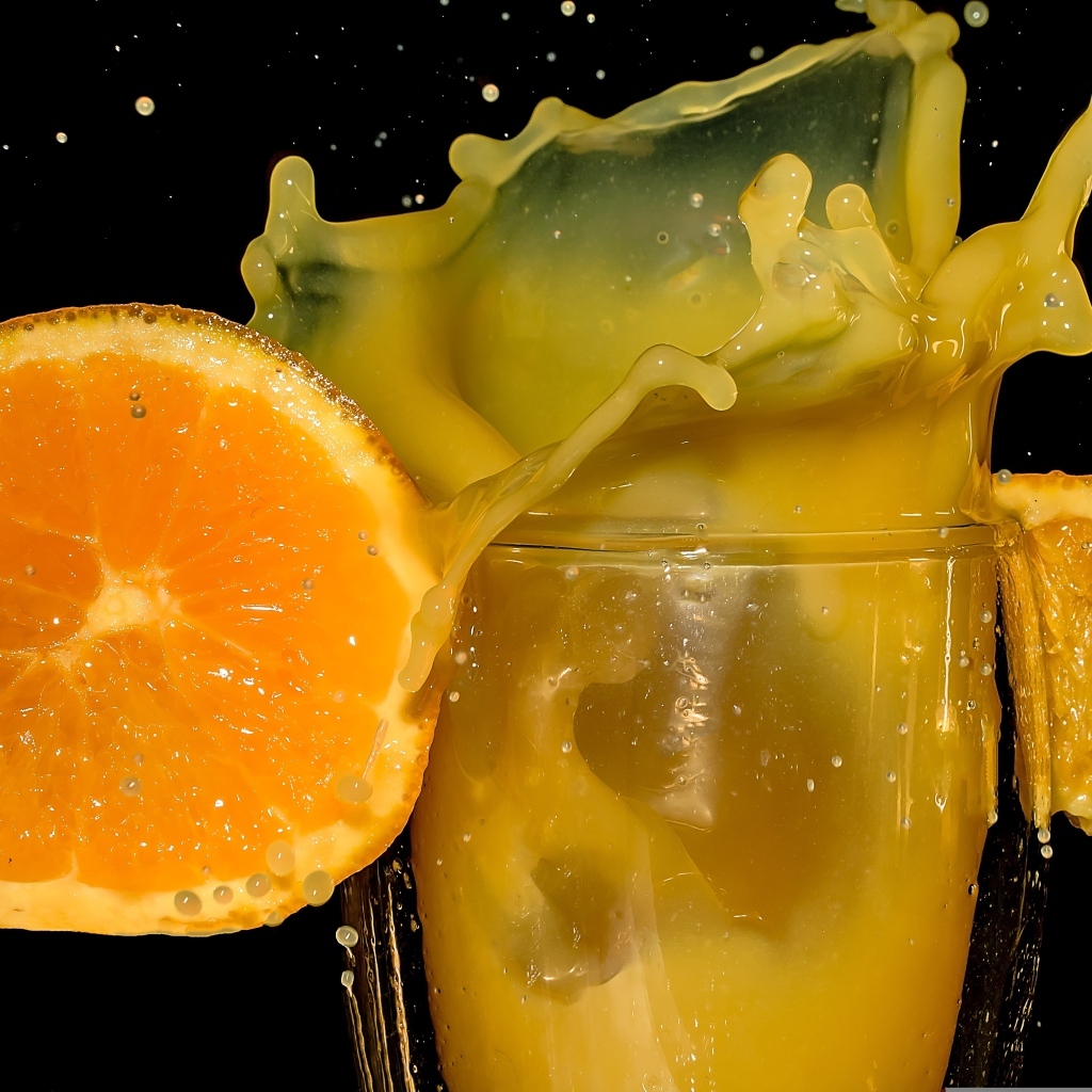 Свежий апельсиновый сок на черном фоне