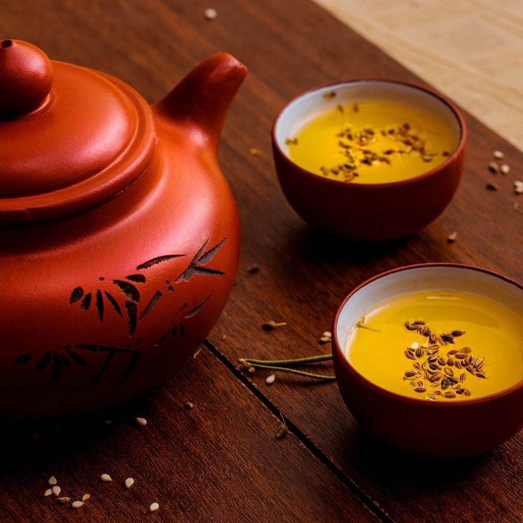 Зеленый чай с зернами на столе