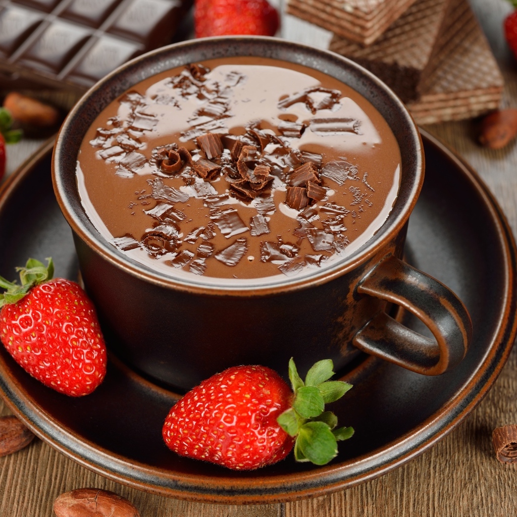 Горячий шоколад в кружке с ягодами клубники