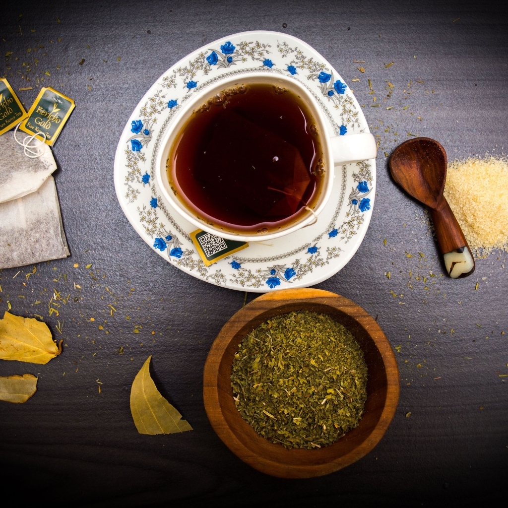 Ингредиенты для чая на столе с чашкой