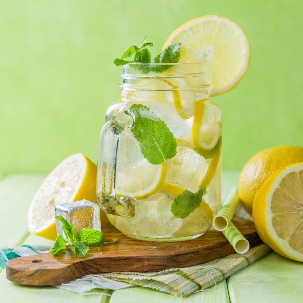 Банка с холодным лимонадом на столе