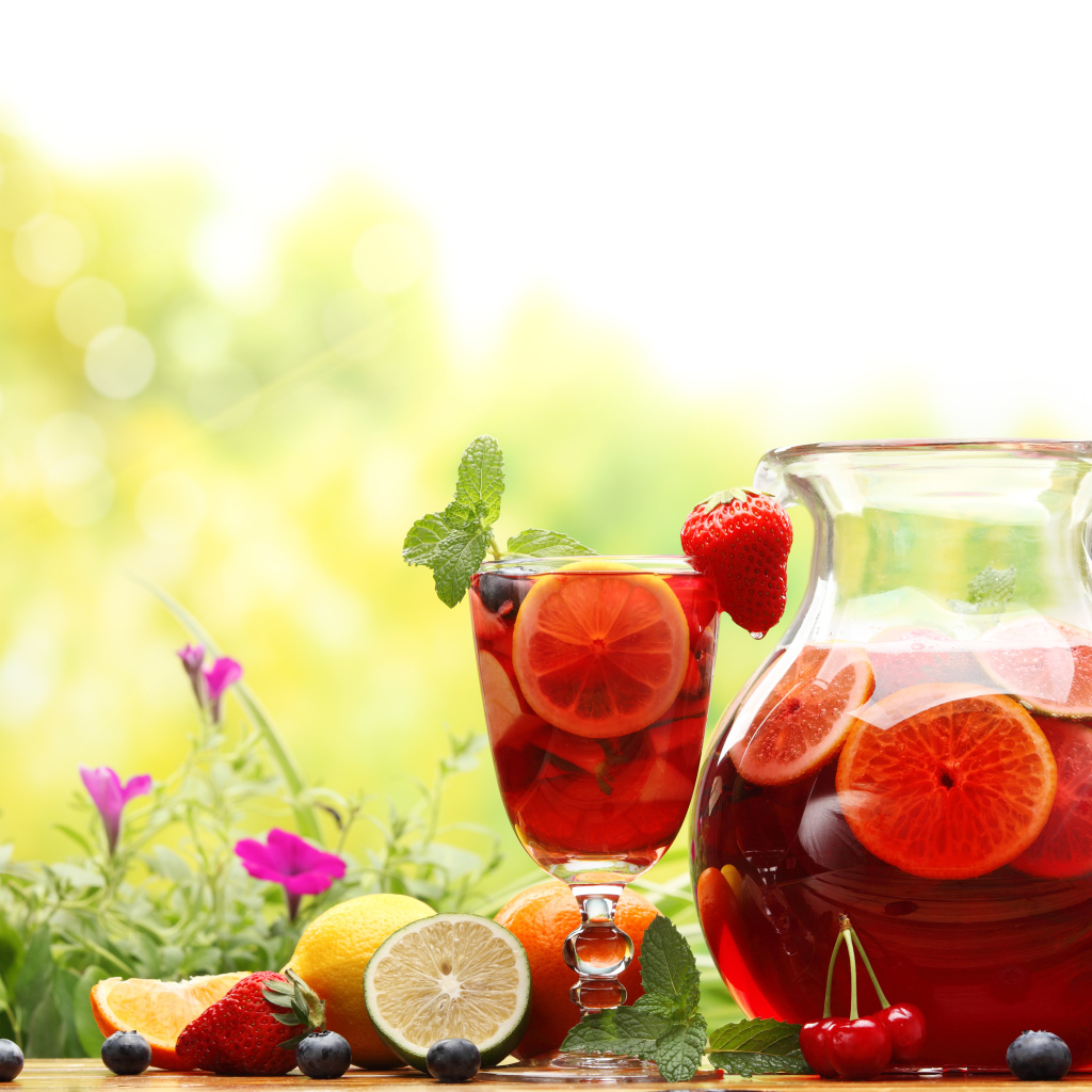 Лимонад в графине с ягодами