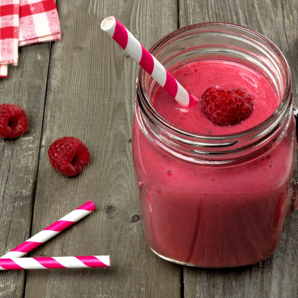 Малиновый смузи в стеклянной банке с трубочкой