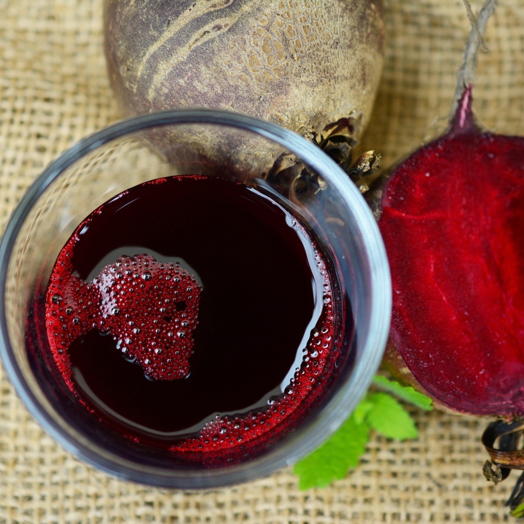 Сок из красной свеклы на столе