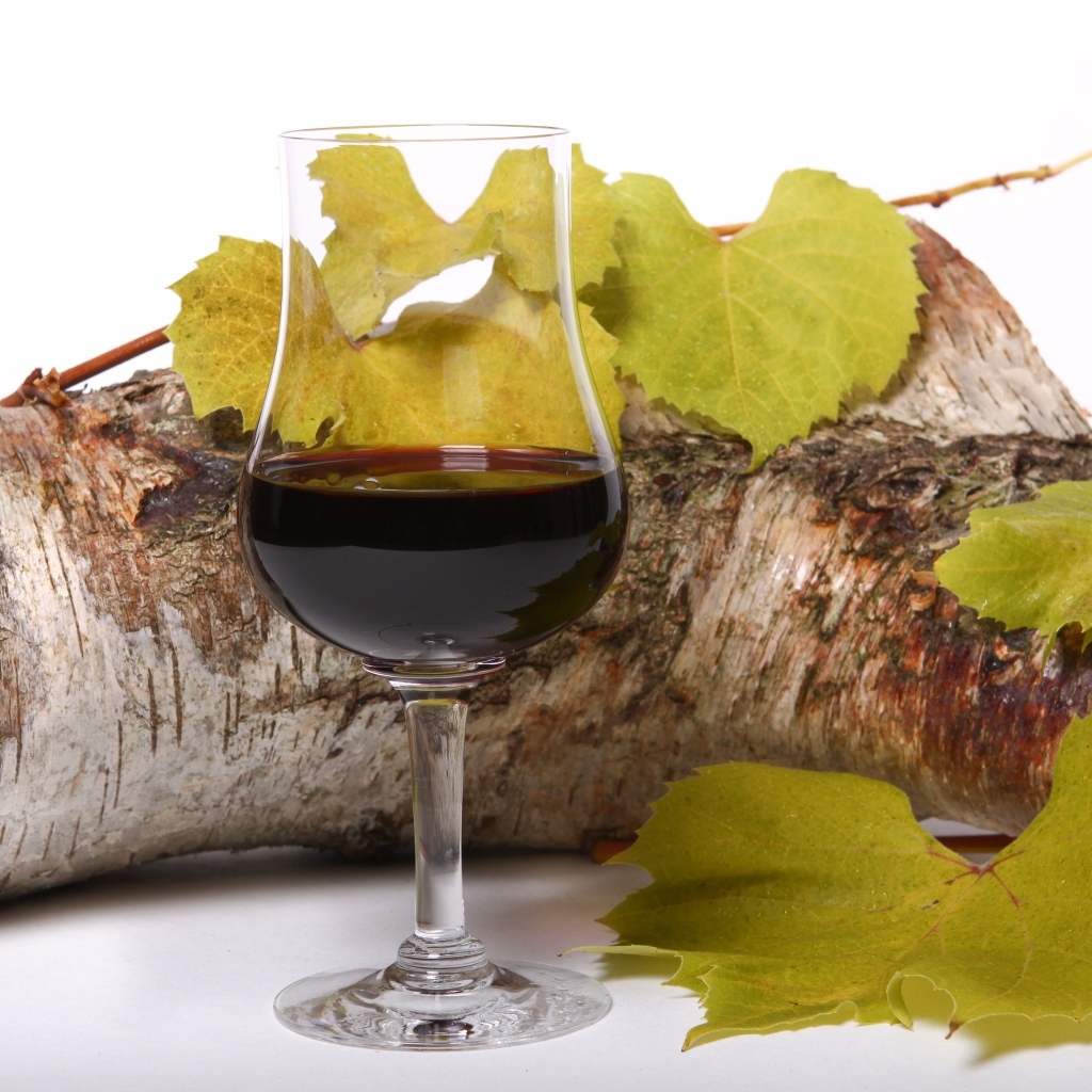 Бокал красного вида с бревном на белом фоне