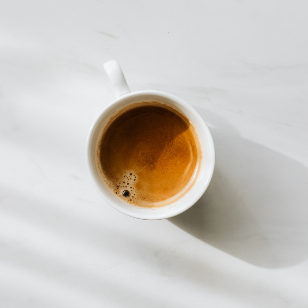 Маленькая белая чашка кофе