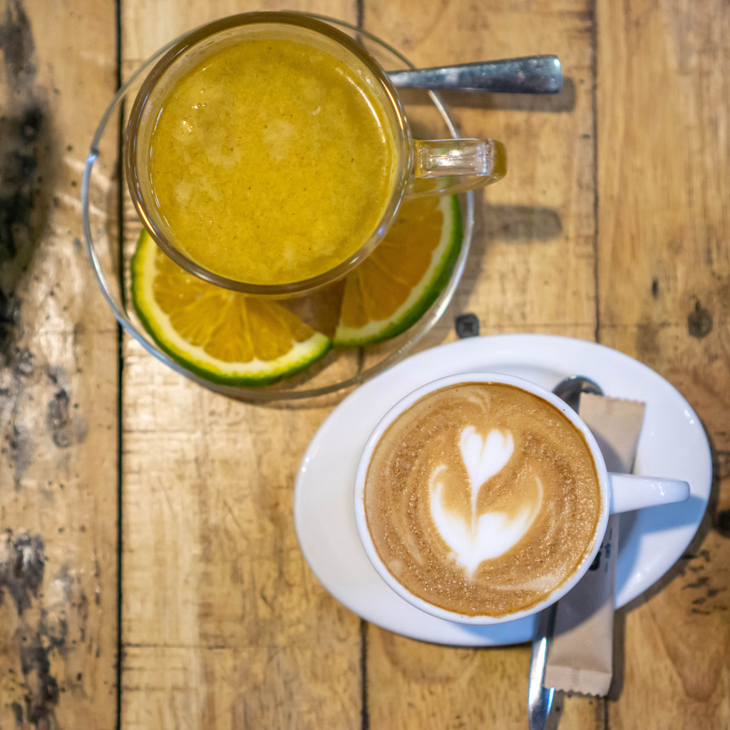 Чай с лимоном и кофе на столе 