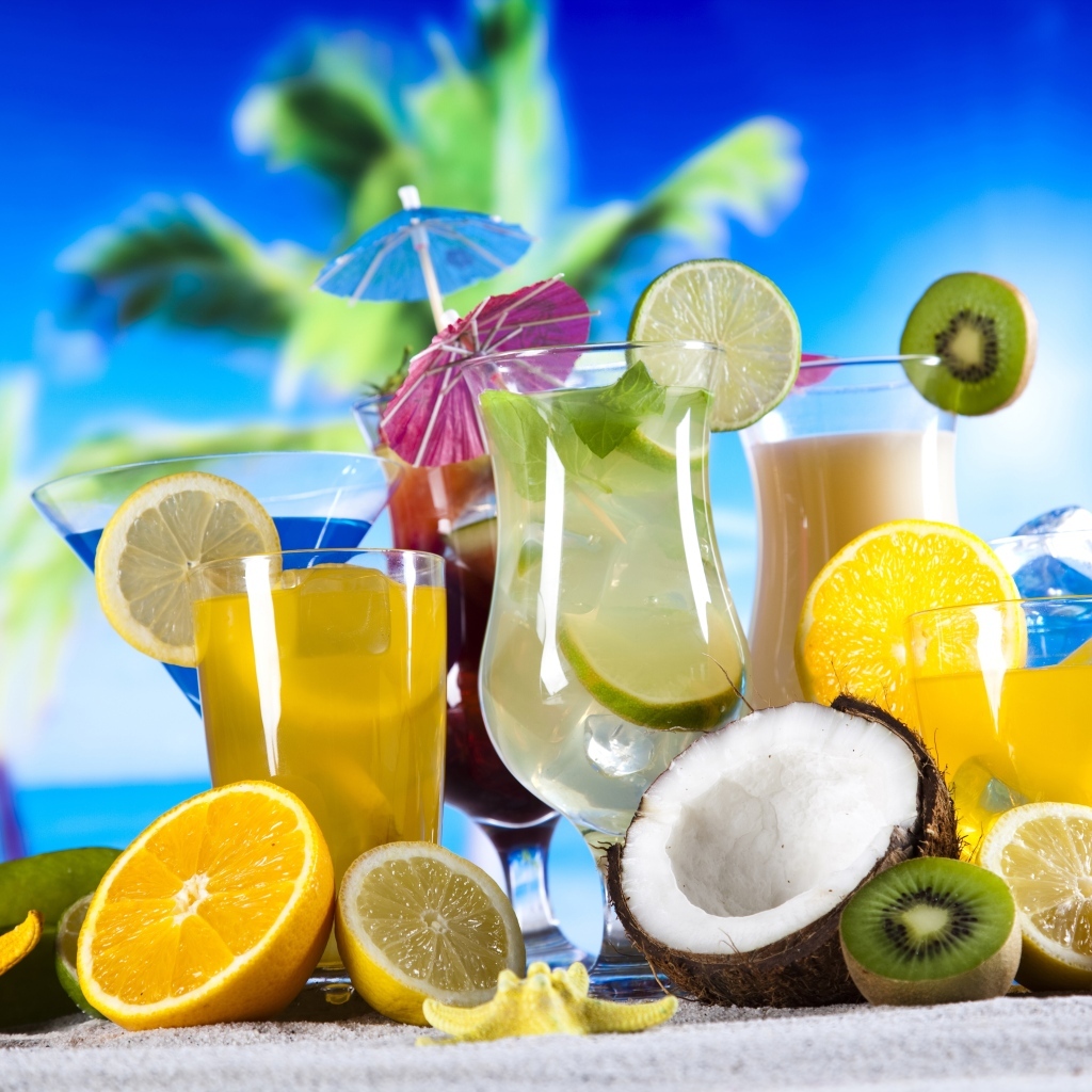 Тропические коктейли на песне у моря