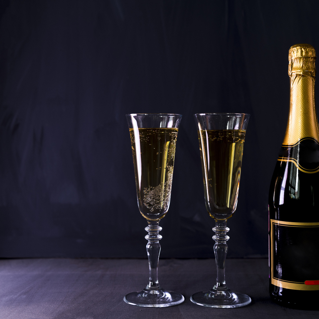 Два бокала и бутылка шампанского