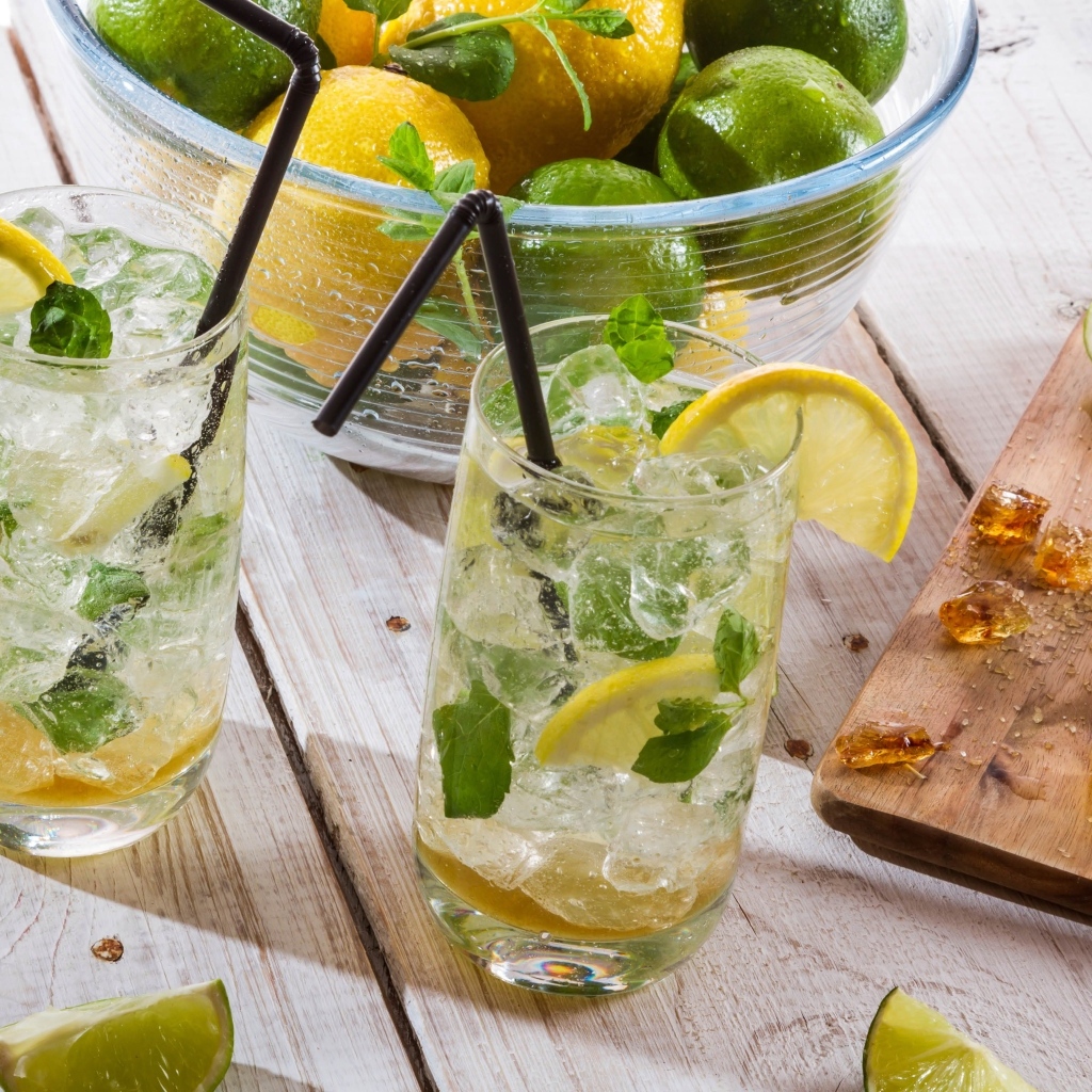 Два стакана мохито с кусочками лайма и льдом