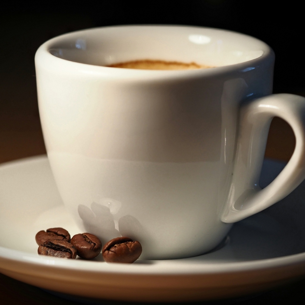 Белая чашка кофе с зернами крупным планом