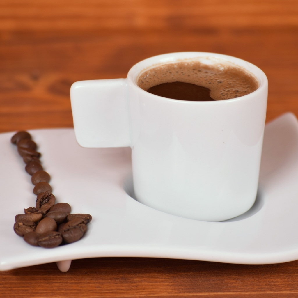 Белая чашка горячего кофе на столе 