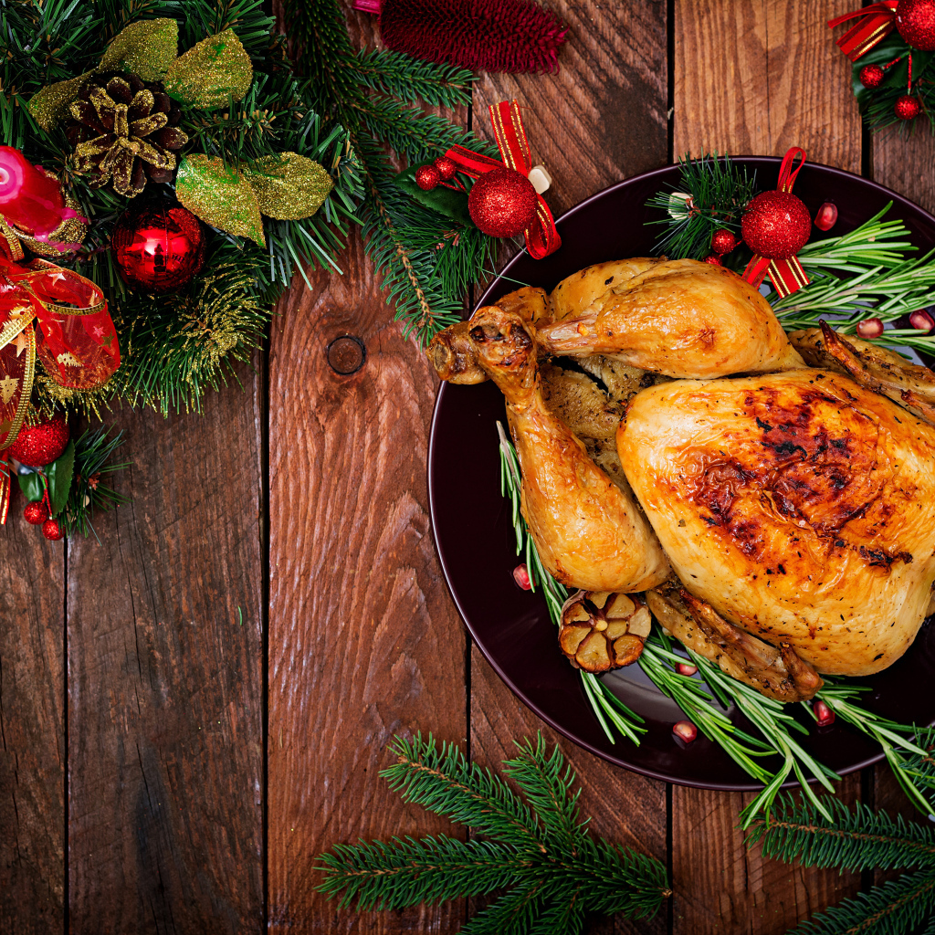 Запеченная курица на столе с еловыми ветками