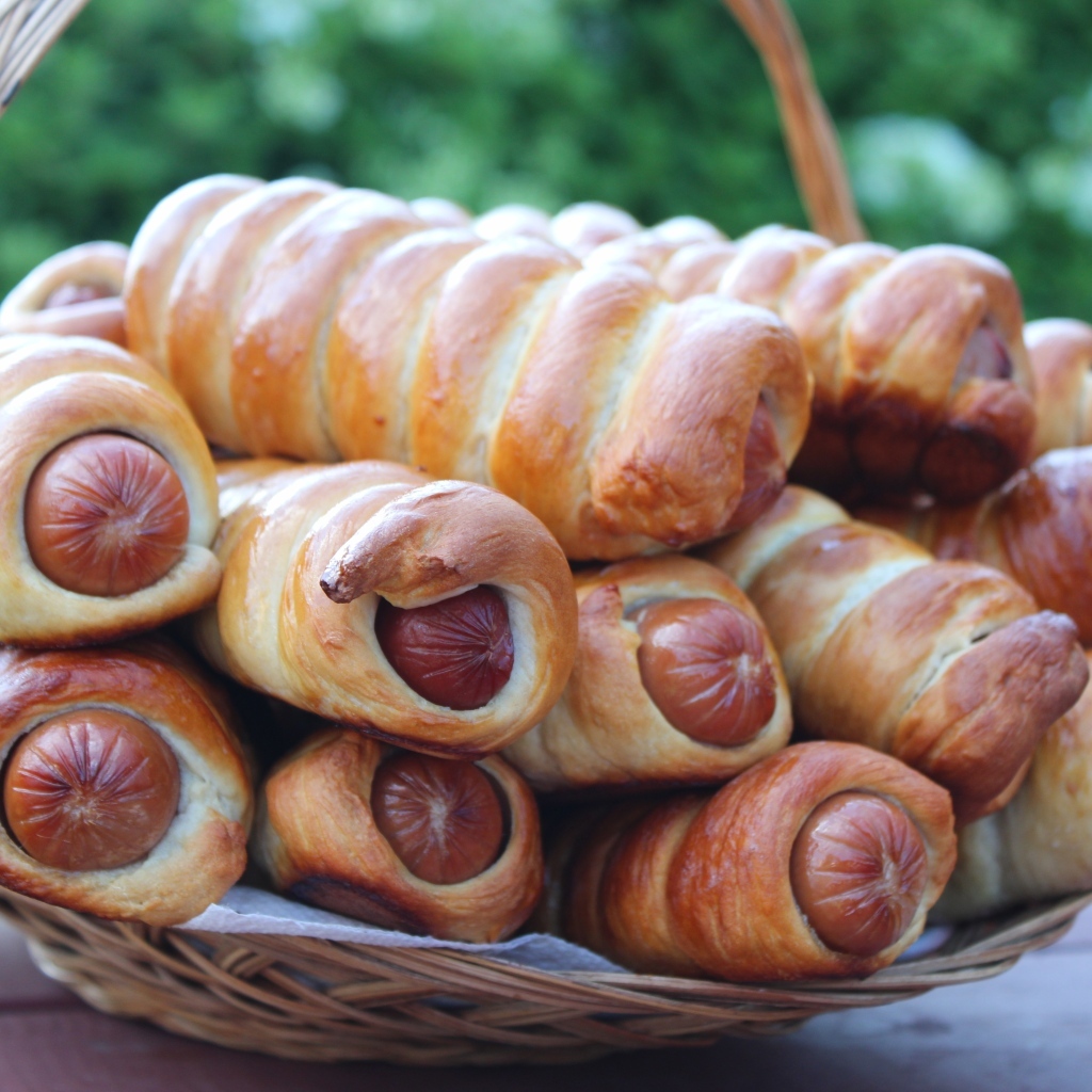 Красивые ароматные сосиски в тесте