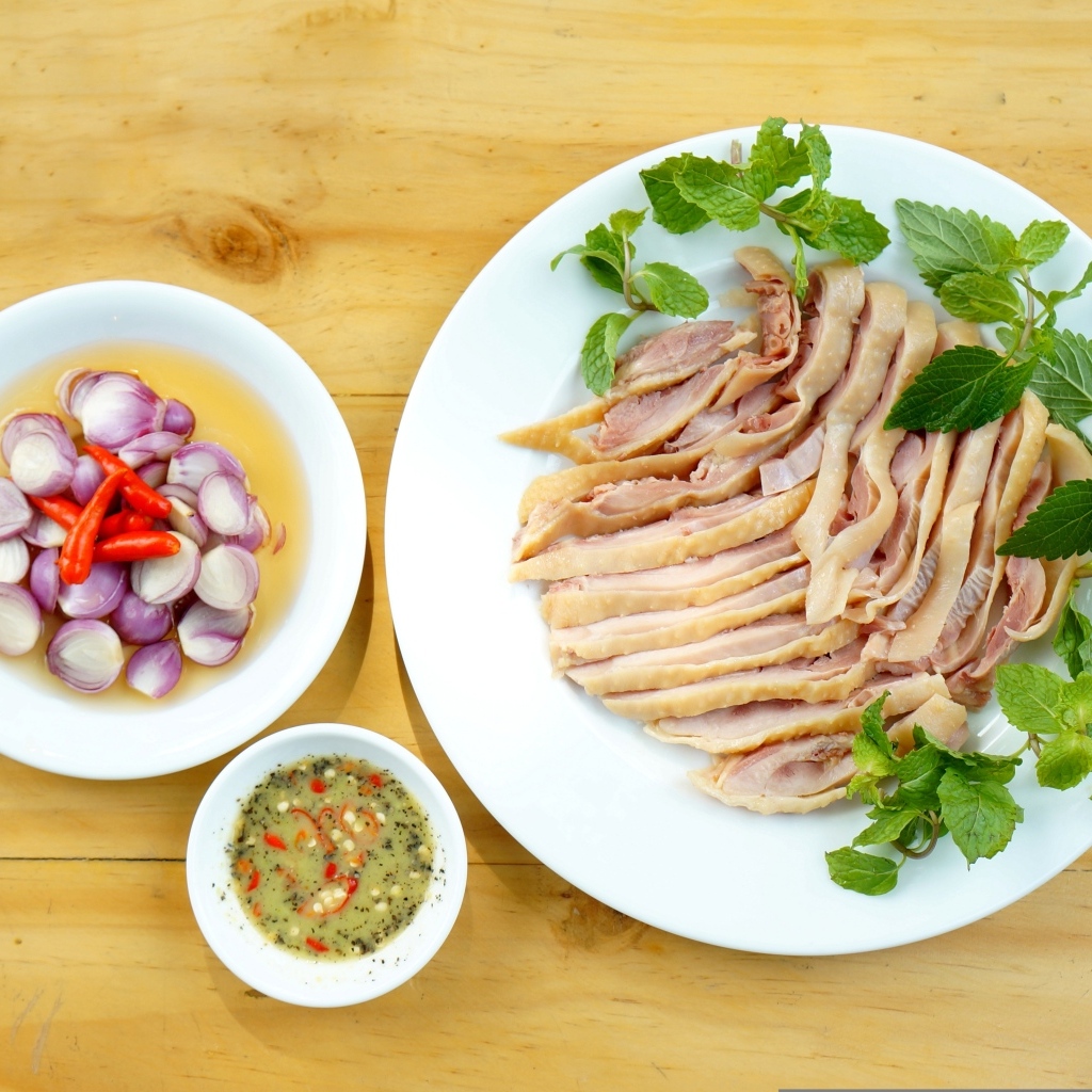 Курица на тарелке с луком и соусом