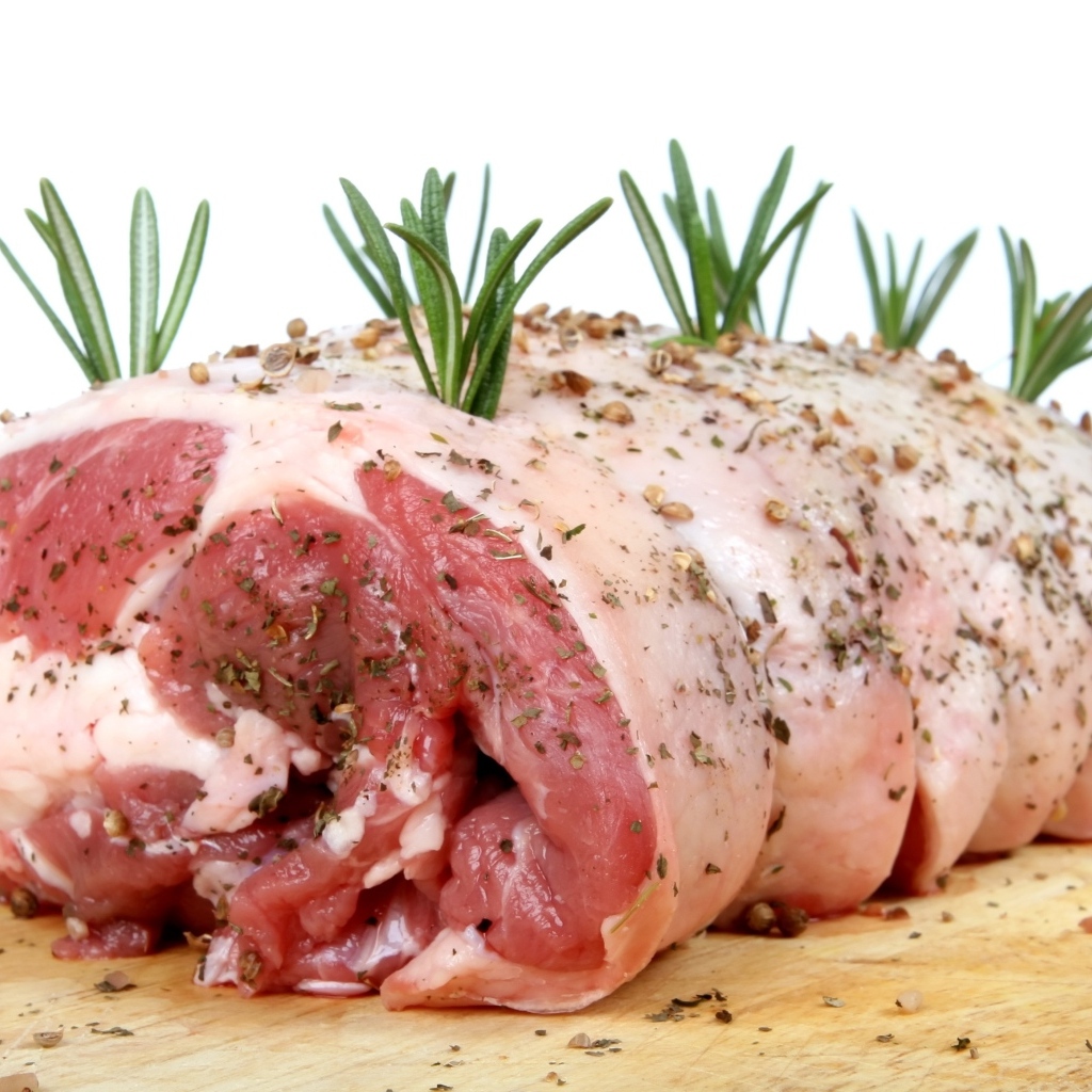 Большой кусок мяса со специями и розмарином