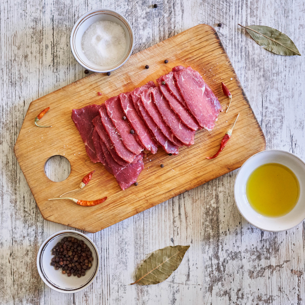 Мясо на разделочной доске со специями