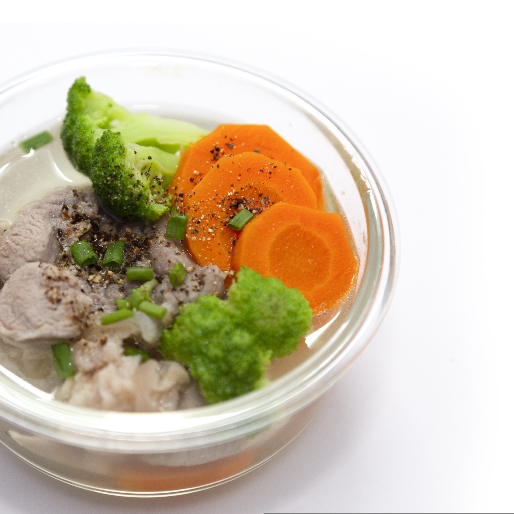 Мясо с морковью и брокколи в банке на столе