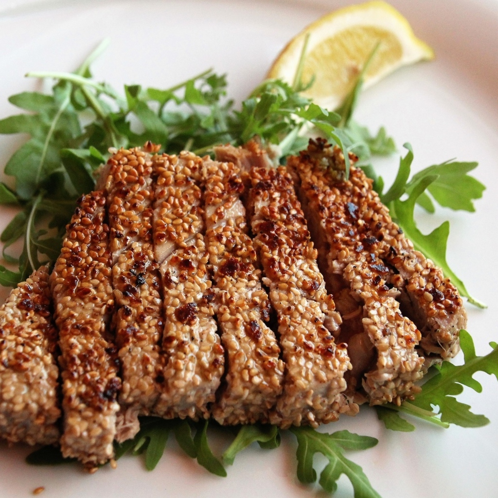 Кусок мяса с листьями рукколы 