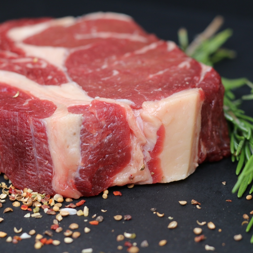 Кусок мяса с зеленью розмарина