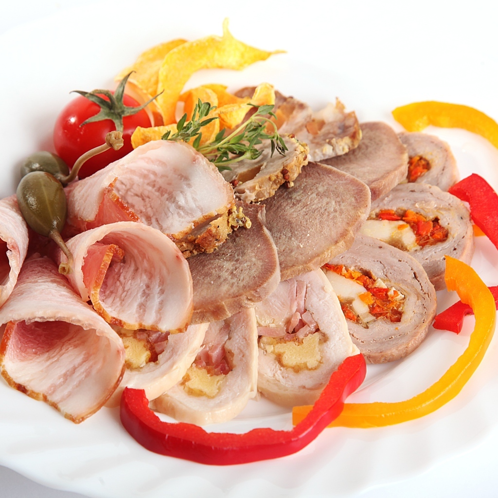 Тарелка с ветчиной и сладким перцем