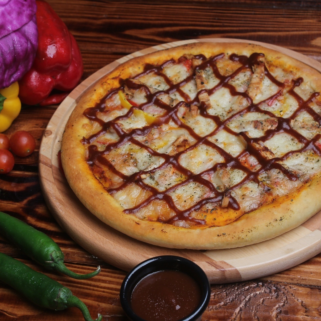 Аппетитная пицца с перцем на столе