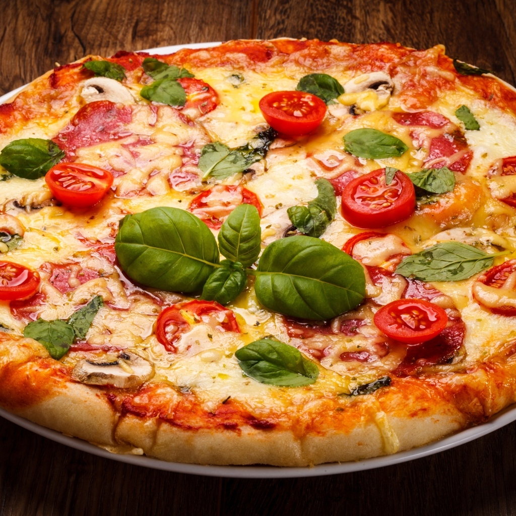 Пицца с сыром, базиликом и грибами