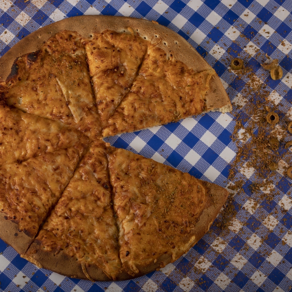 Пицца с грибами на столе