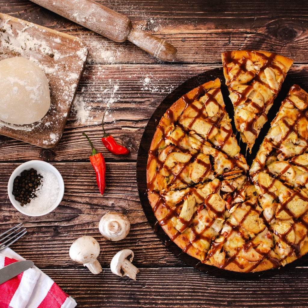 Пицца с грибами на столе с шампиньонами