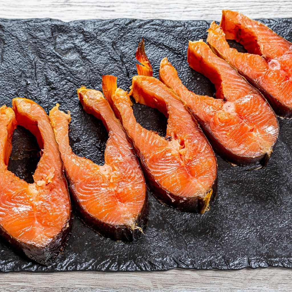 Запеченная красная рыба на столе