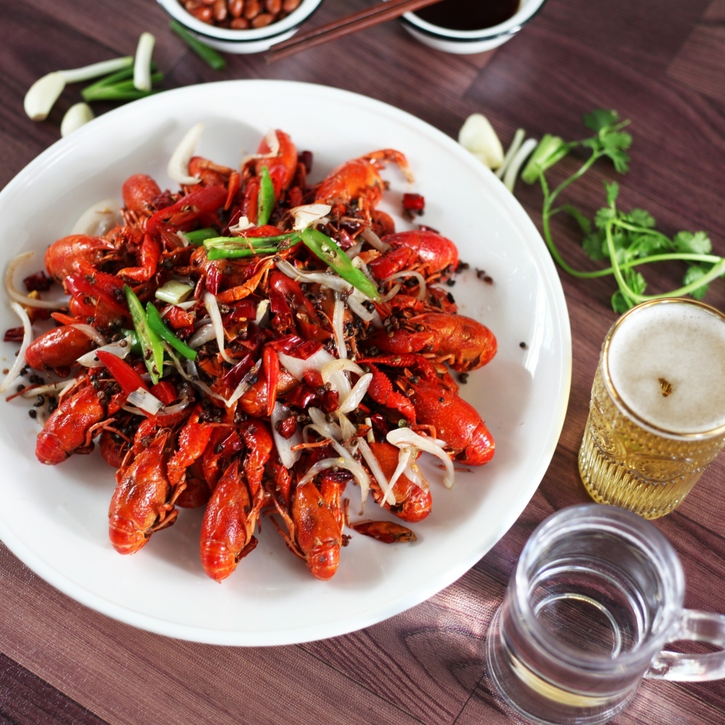 Вареные раки на столе с пивом