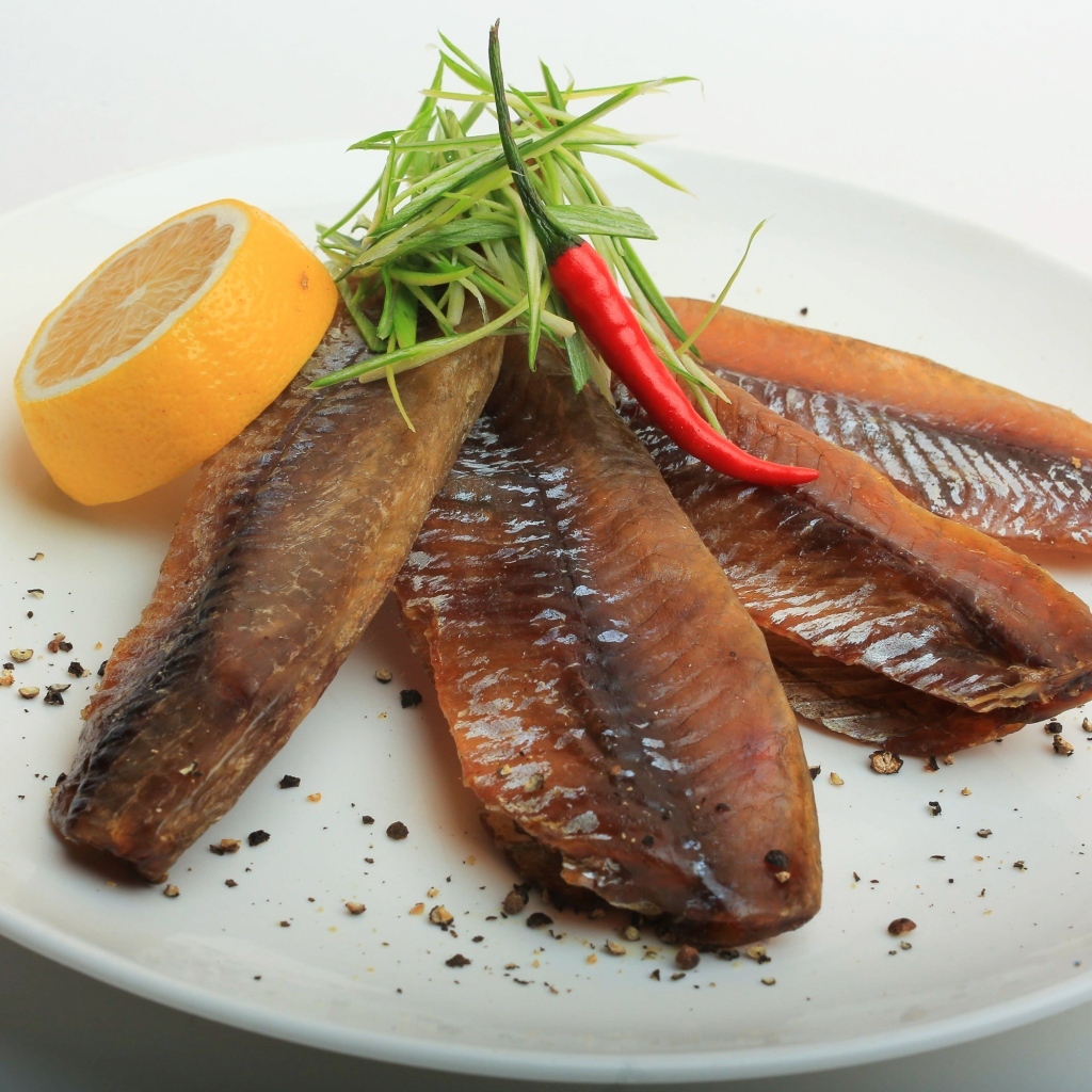 Вяленая вобла с куском лимона на тарелке