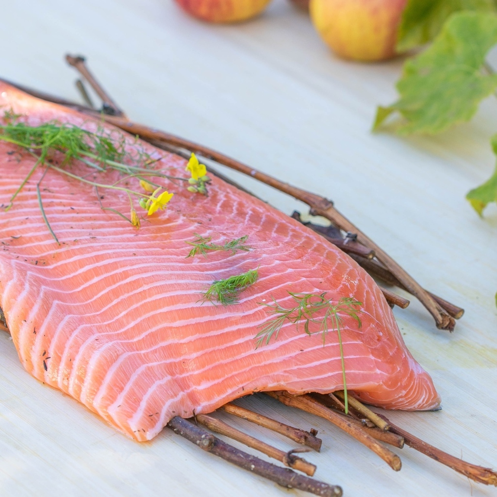 Кусок рыбы с ветками на столе