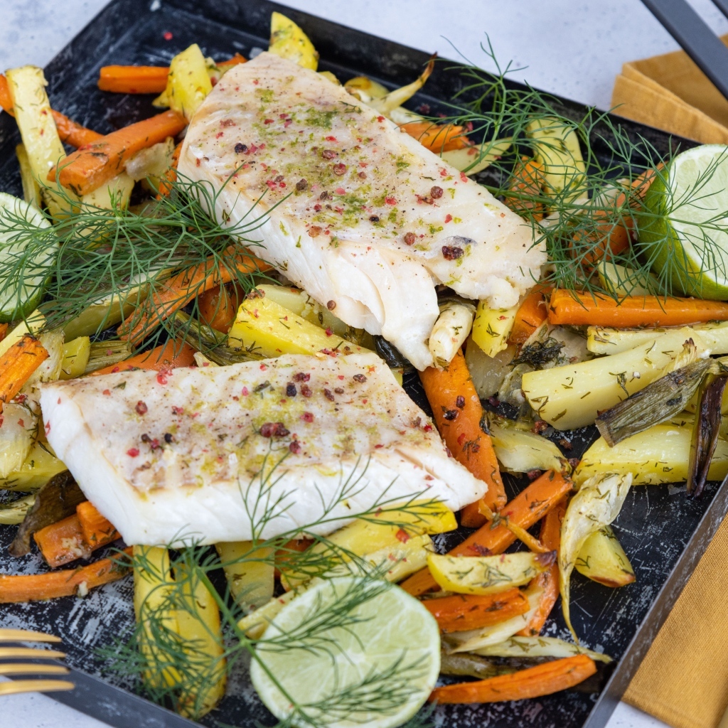 Куски рыбы на противне в с овощами