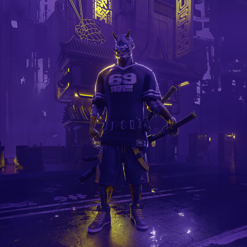 Мужчина в спортивном костюме и маске демона