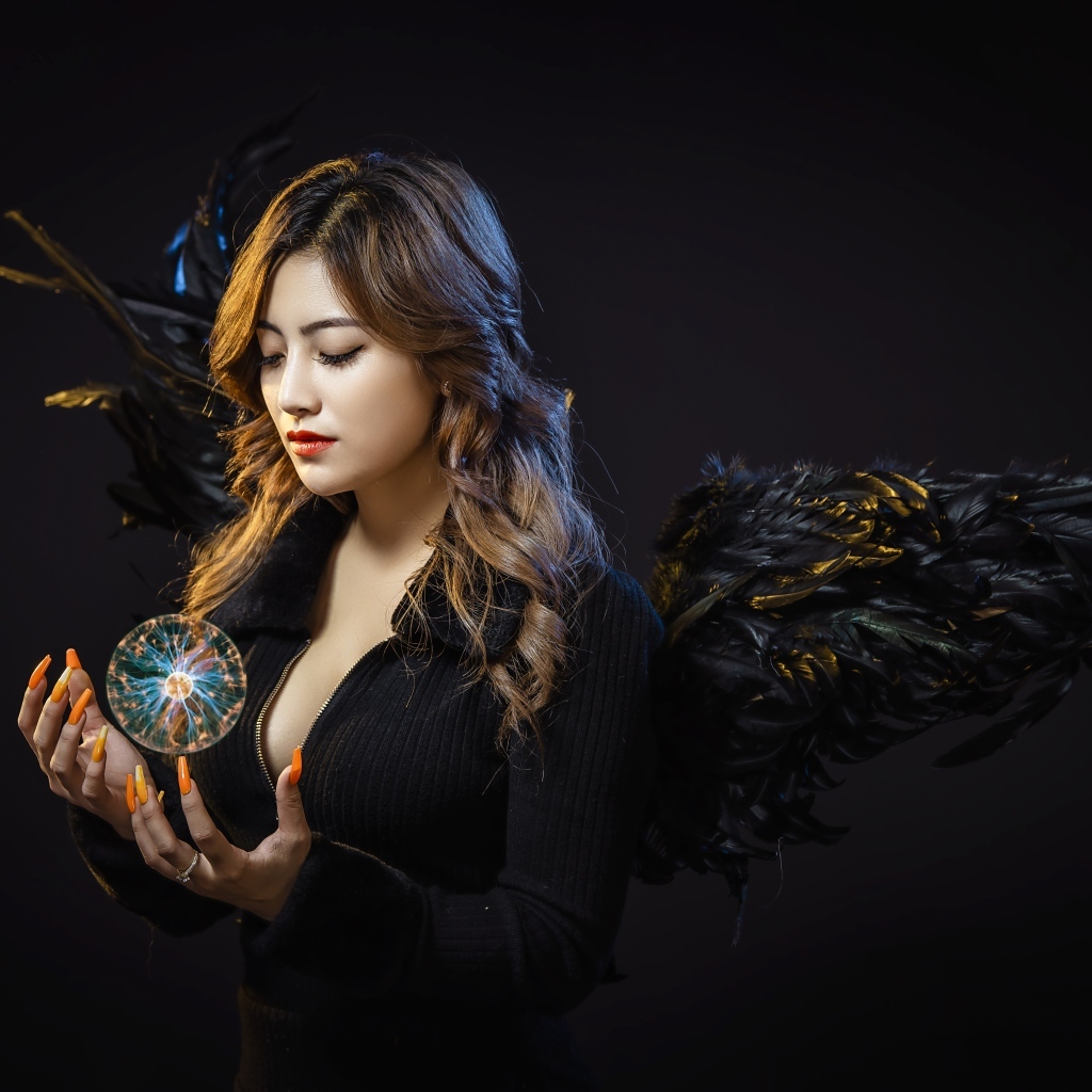Девушка темный ангел с шаром
