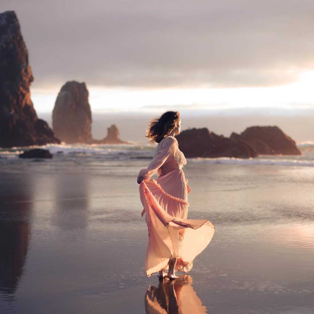 Девушка в длинном платье гуляет по воде